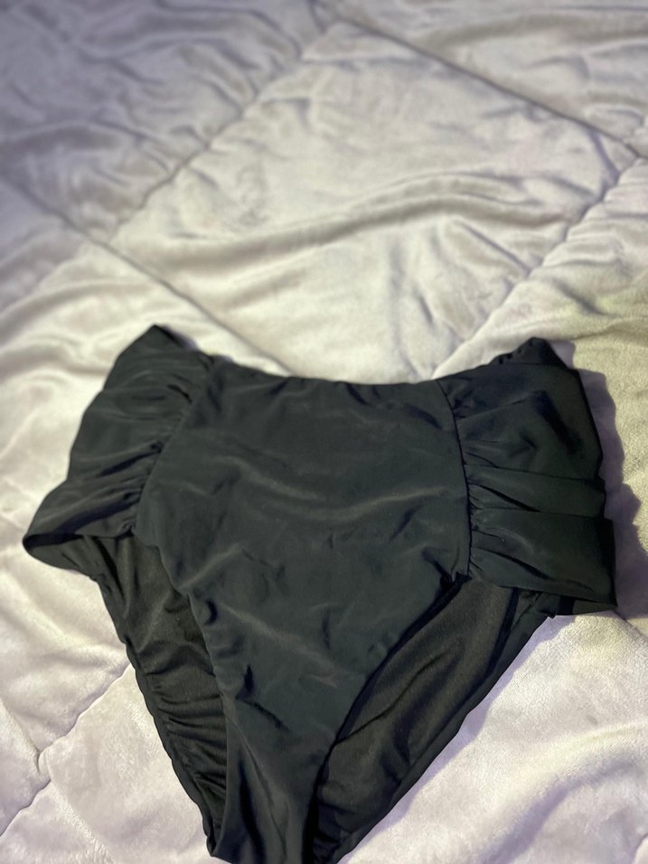 Siyah Strappy Mini Bikini - Gotik ve Minimalist - Görsel 3