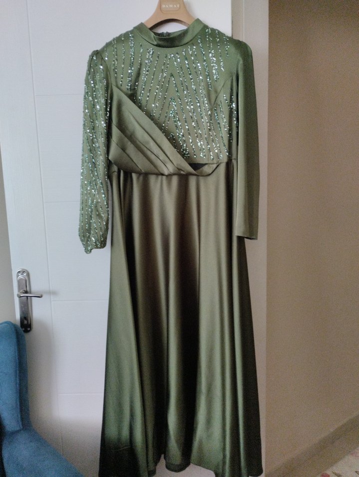 Yeşil Pullu Uzun Kollu Saten Abiye - Görsel 2