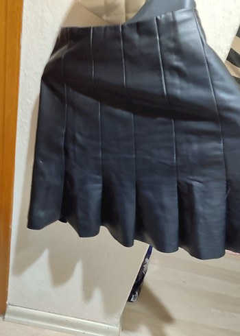 Kadın Siyah Parlak Deri Pilili Midi Etek - Görsel 2