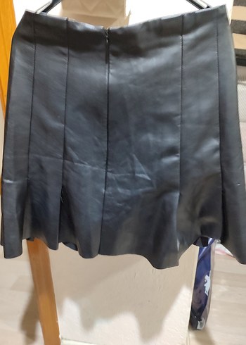 Kadın Siyah Parlak Deri Pilili Midi Etek - Görsel 3