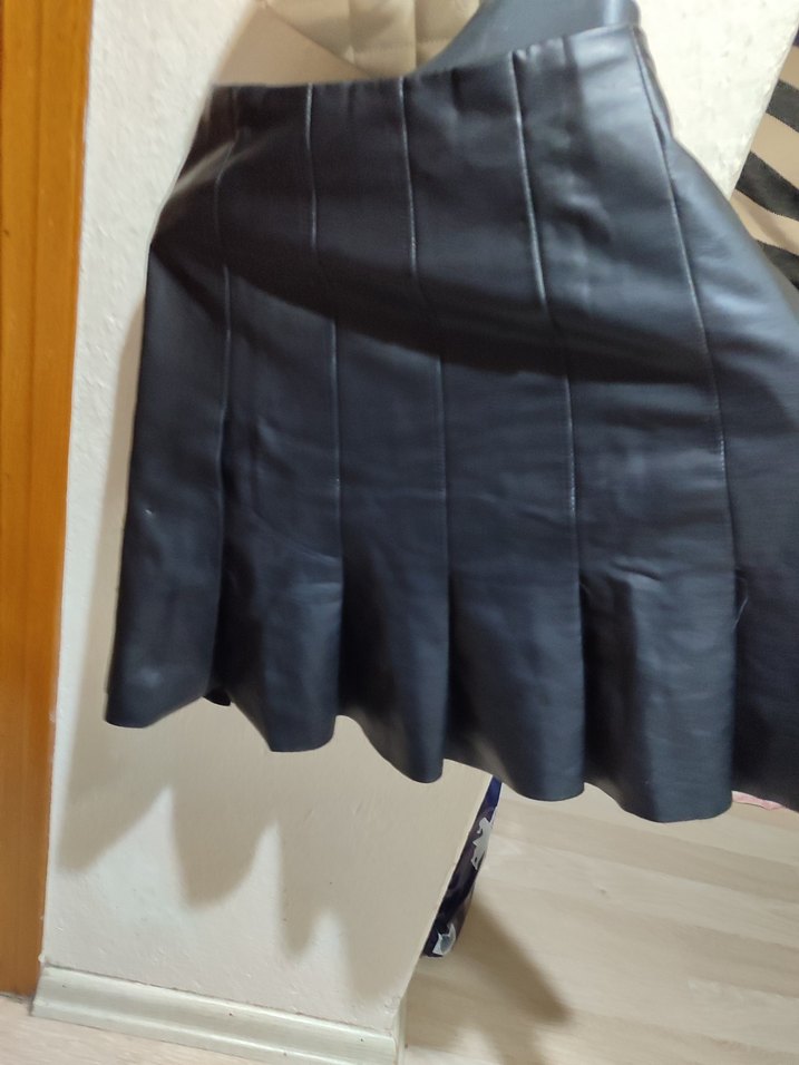 Kadın Siyah Parlak Deri Pilili Midi Etek - Görsel 2