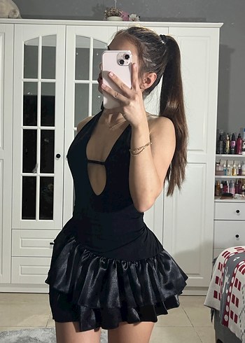 Siyah mini fırfırlı elbise