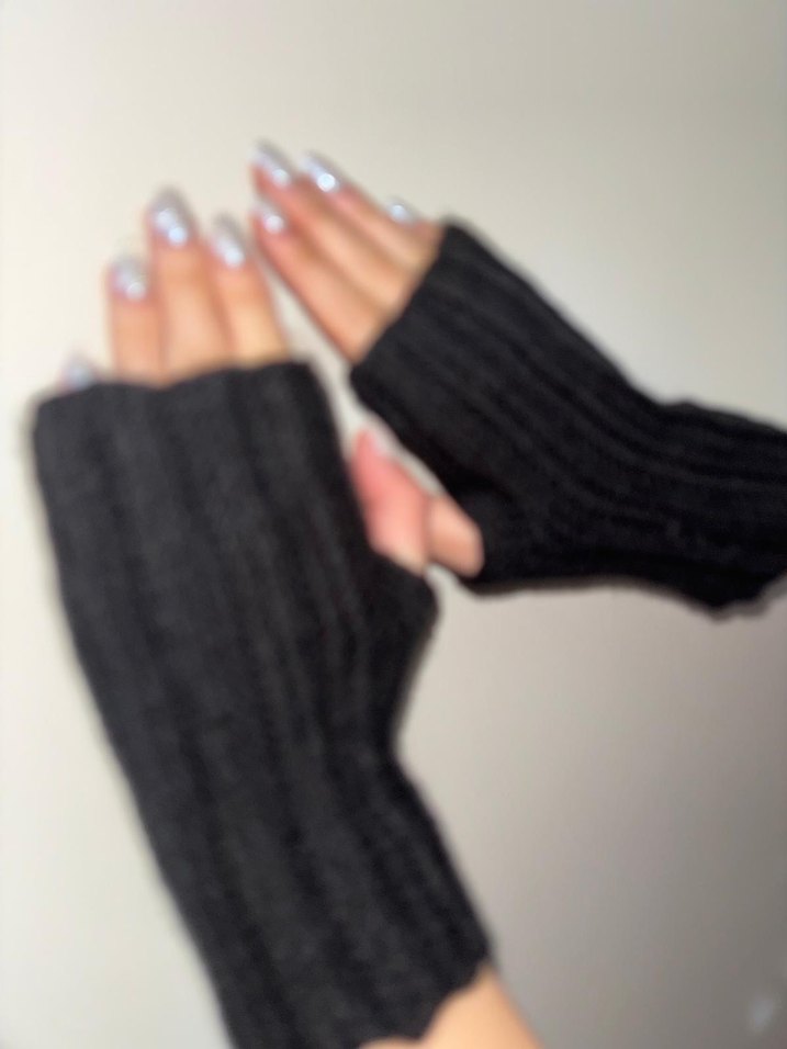 Siyah Örgü Parmaksız Eldiven - Görsel 2