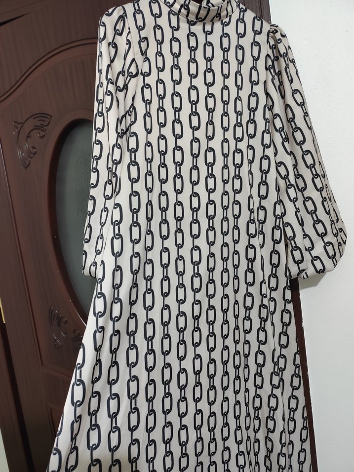 Zincir Detaylı Beyaz Uzun Elbise - Görsel 3