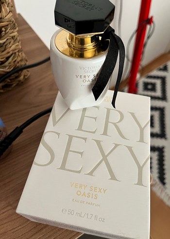 Victoria's Secret Very Sexy Oasis Kadın Parfümü 50 ml - Görsel 4