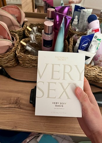 Victoria's Secret Very Sexy Oasis Kadın Parfümü 50 ml - Görsel 8