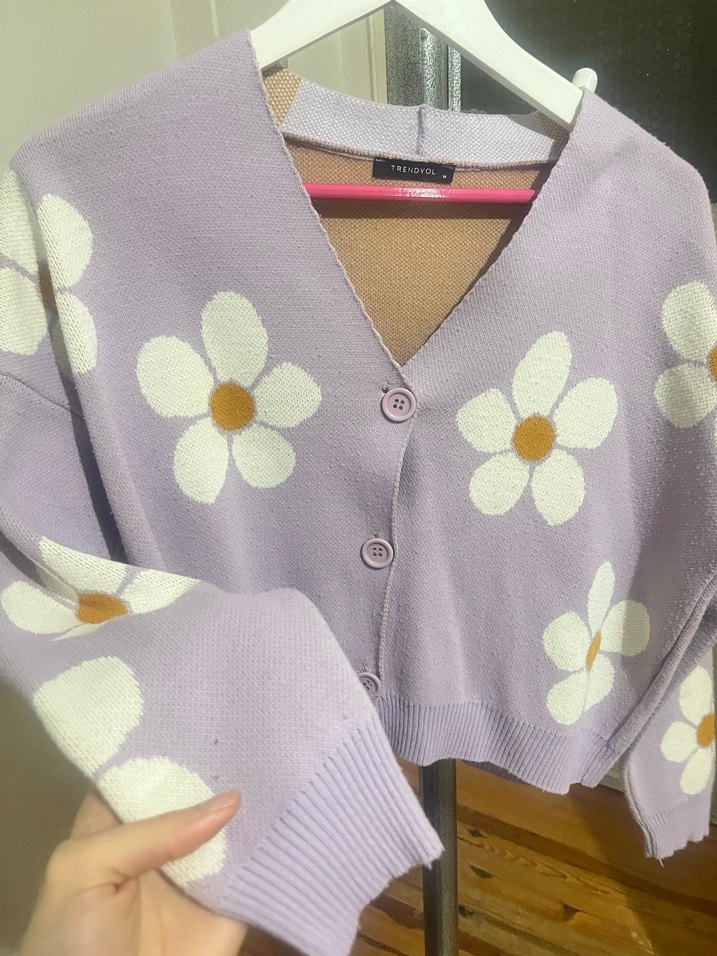 Mor Çiçek Desenli Düğmeli Triko Hırka - Görsel 2