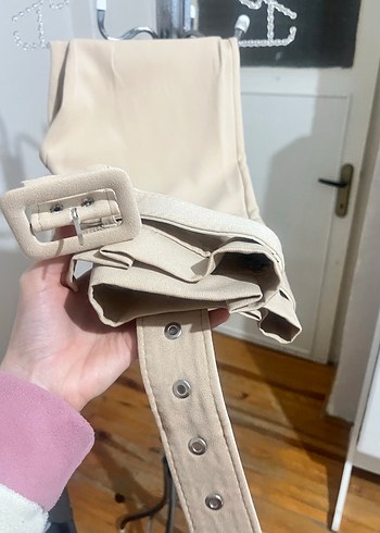 Bej Kemerli Mini Kumaş Pantolon - Görsel 4