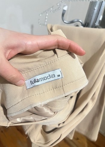 Bej Kemerli Mini Kumaş Pantolon - Görsel 2