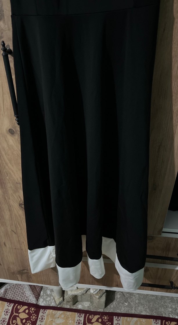 Beyaz Detaylı Siyah Tek Omuzlu Uzun Elbise - Görsel 2