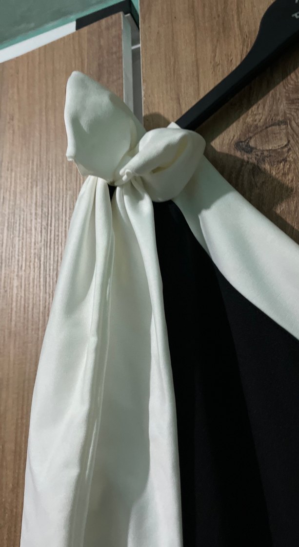 Beyaz Detaylı Siyah Tek Omuzlu Uzun Elbise - Görsel 3