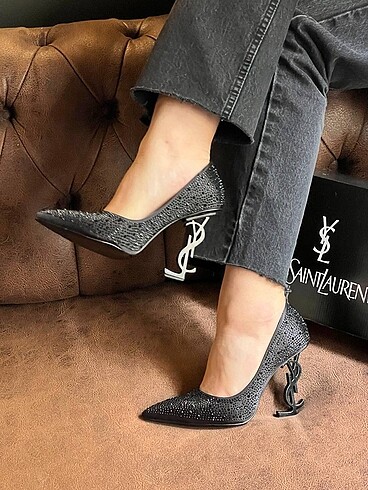 Yves Saint Laurent Stiletto