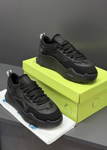 Off-White Sneaker