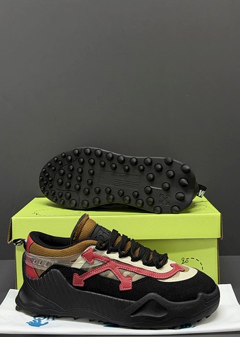 Off-White Sneaker