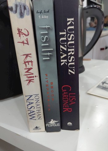 Kusursuz Tuzak, 27 Kemik, Fısıltı Roman Seti