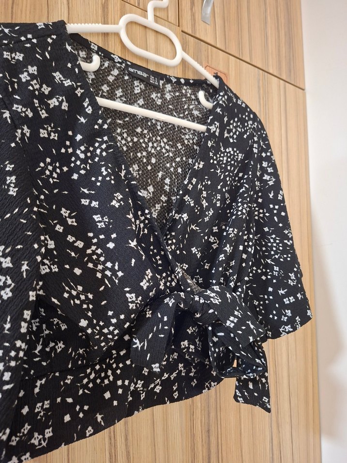 Kısa Siyah Bağlamalı V Yaka Bluz - Görsel 2