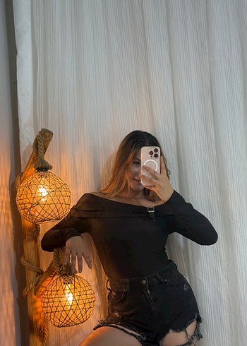 Siyah kemer detaylı bluz