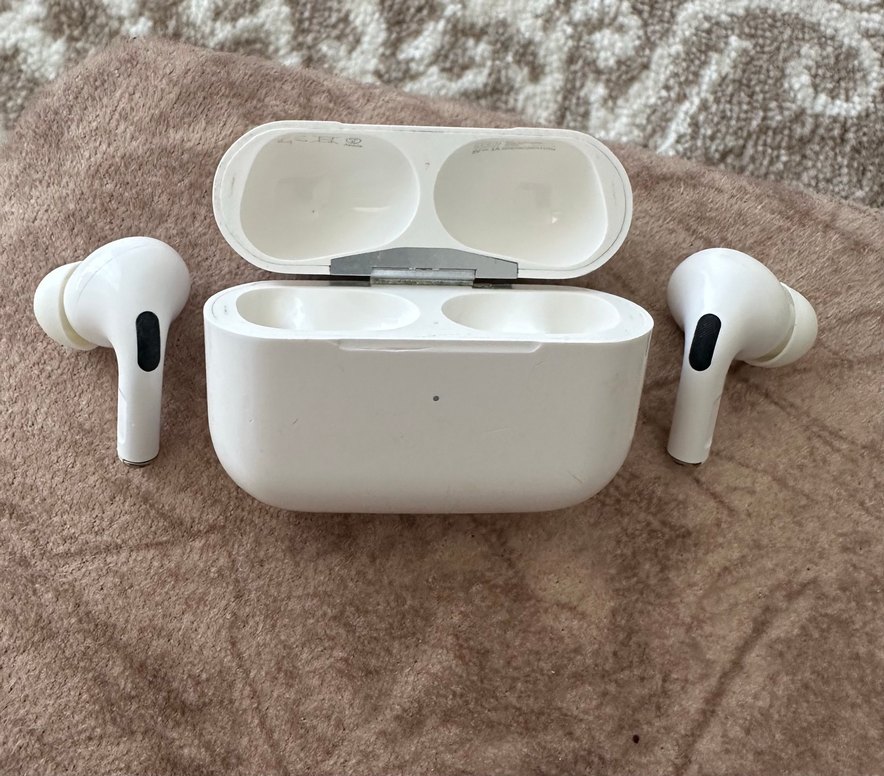 Beyaz Kablosuz Kulaklık ve Şarj Kutusu - Görsel 2