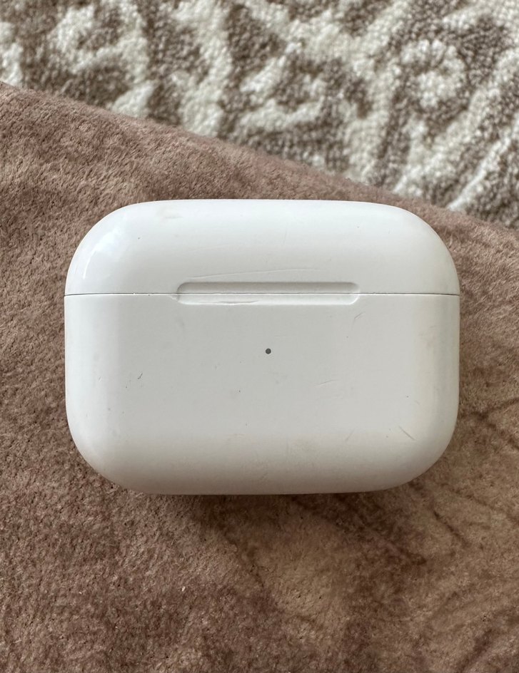 Beyaz Kablosuz Kulaklık ve Şarj Kutusu - Görsel 4