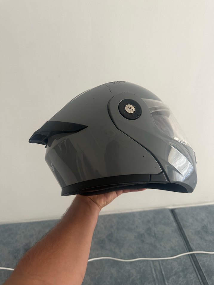 Gri Motosiklet Kaskı - Görsel 2