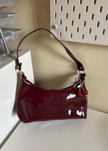 Bordo Rugan Charmlı Çanta