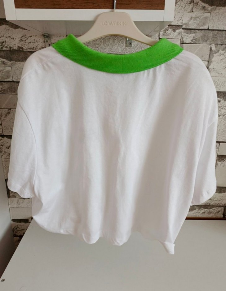 Yeşil Yaka Baskılı Tişört - Görsel 2