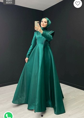 Uzun Kollu Parlak Yeşil Abiye Elbise
