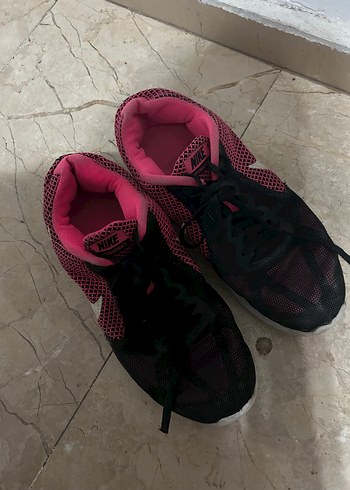 Pembe Nike Bağcıklı Spor Ayakkabı