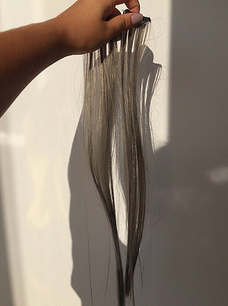 Gri çıtçıtlı saç