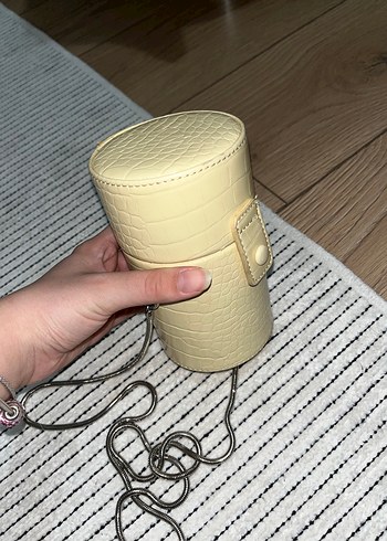  Beden Bej Yılan Desenli Zincir Detaylı Deri Çanta