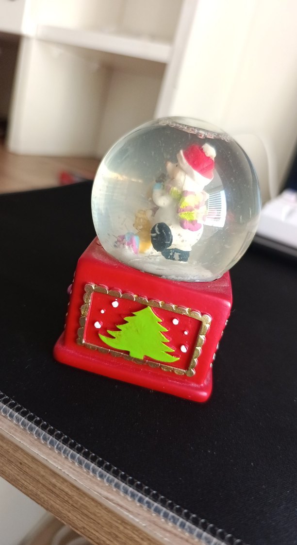 Renkli Kar Küresi ve Figürlü Süs - Görsel 4