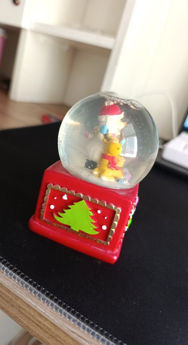 Renkli Kar Küresi ve Figürlü Süs - Görsel 2