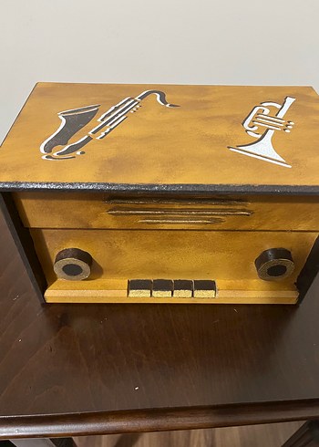 Kahverengi Ahşap Müzik Kutusu
