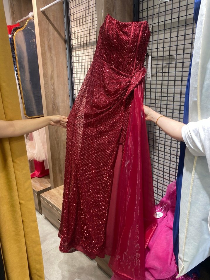 Bordo Drapeli Uzun Straplez Abiye Elbise - Görsel 3