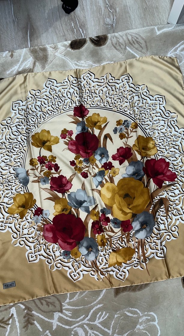 Bej Parlak İpek Kadın Başörtü - Görsel 2