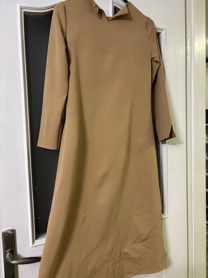 Bej Yüksek Yakalı Uzun Kollu Uzun Elbise - Görsel 2