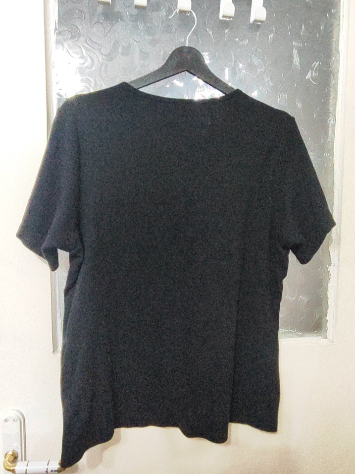 Siyah kalp dekolteli  Kadın Tişört - Görsel 2