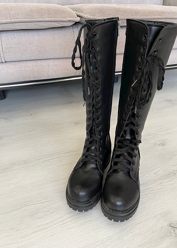 Siyah Deri Bağcıklı Gotik Kadın Çizme