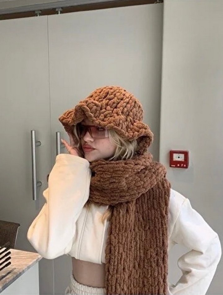 Kahverengi Örgü Bere ve Atkı Seti - Görsel 2