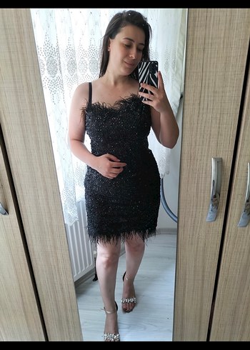 l Beden Siyah Mini İşlemeli Tüy Detaylı Abiye Elbise