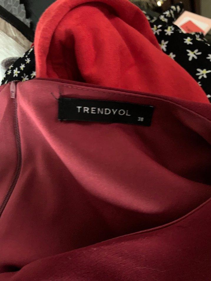 trendyol bordo pileli midi kolsuz elbise - Görsel 3