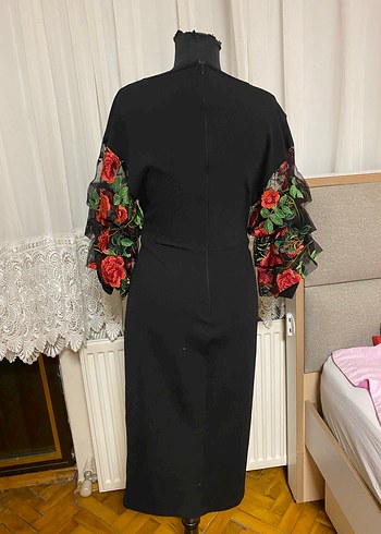 36 Beden Siyah kolları güllü elbise