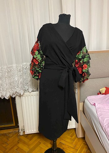 Siyah kolları güllü elbise
