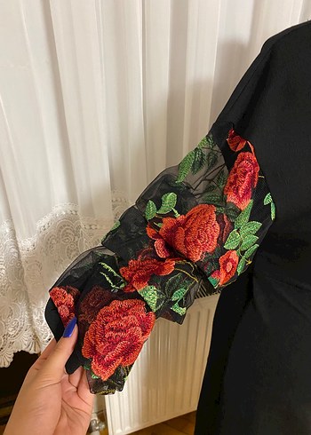 36 Beden siyah Renk Siyah kolları güllü elbise