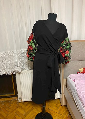 Diğer Siyah kolları güllü elbise