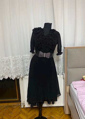Fırfırlı Siyah Uzun V Yaka Gotik Elbise