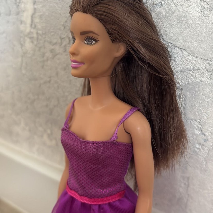 Parlak Mor Elbiseli Bebek - Görsel 4