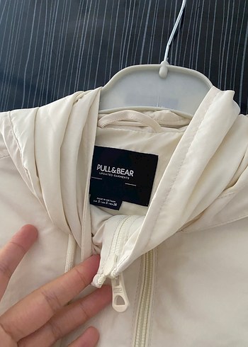 Pull and Bear Beyaz Kapüşonlu Kadın Ceket
