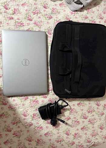 Gri Dell Laptop ve Siyah Taşıma Çantası