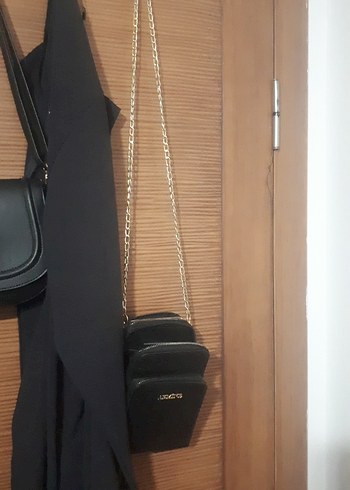 Zincir Detaylı Siyah Deri Kadın Çanta